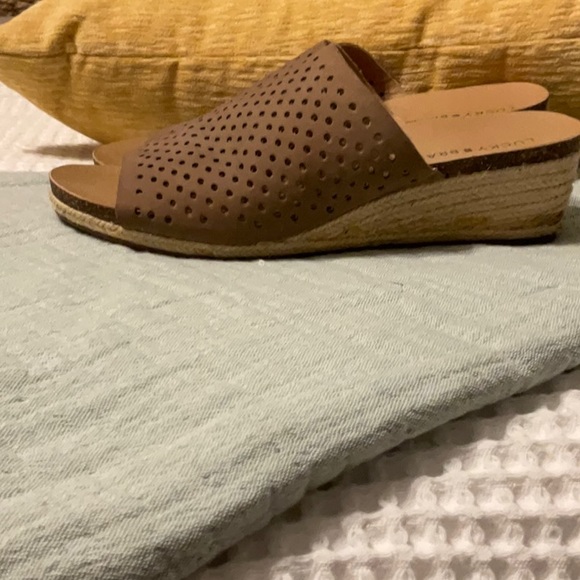 Lucky Brand slides - Picture 2 of 7